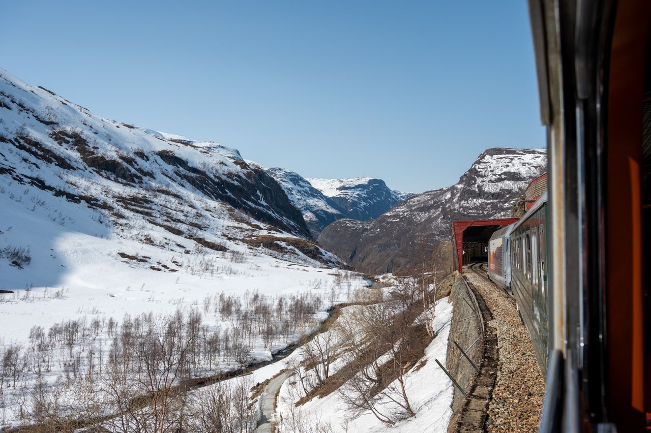 Uitzicht op sneeuw vanuit de trein